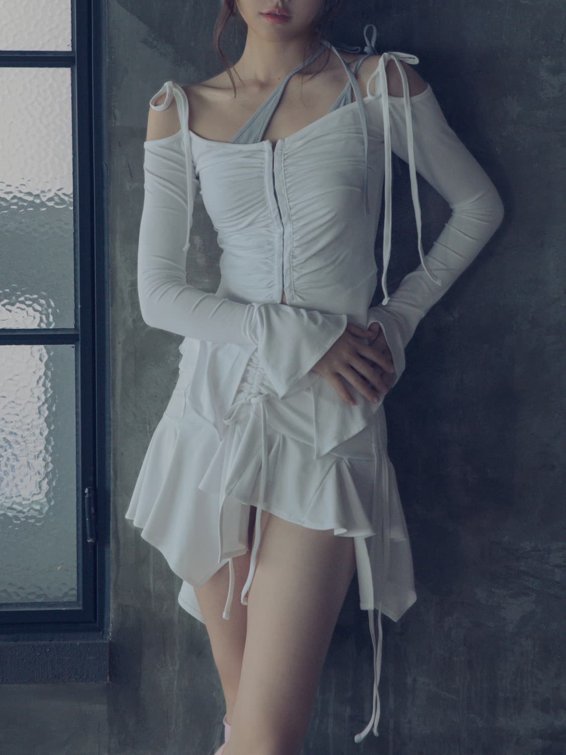 뉴얼린 Tinkerbell off-shoulder hook Blouse 상품이미지2