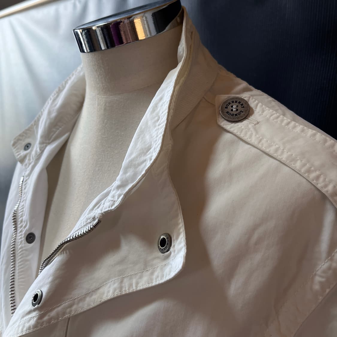 M) 버버리 Made in Italy  화이트 코튼 경량 사파리 자켓 상품이미지2