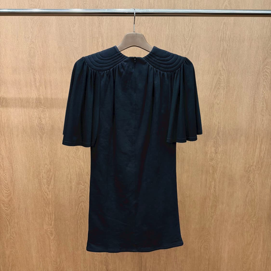 스투시 미디 원피스 반팔 라운드넥 숄더 패치 디테일 스트레이트핏 블랙 상품이미지3