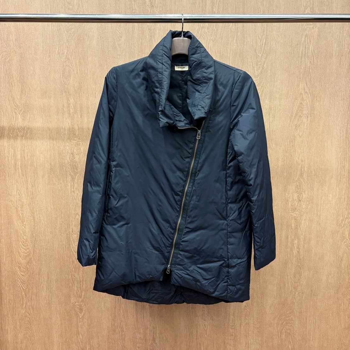 헬무트랭 하이넥 미디 패딩 코트 비대칭 사선 지퍼 클로징 디테일 블랙 상품이미지2