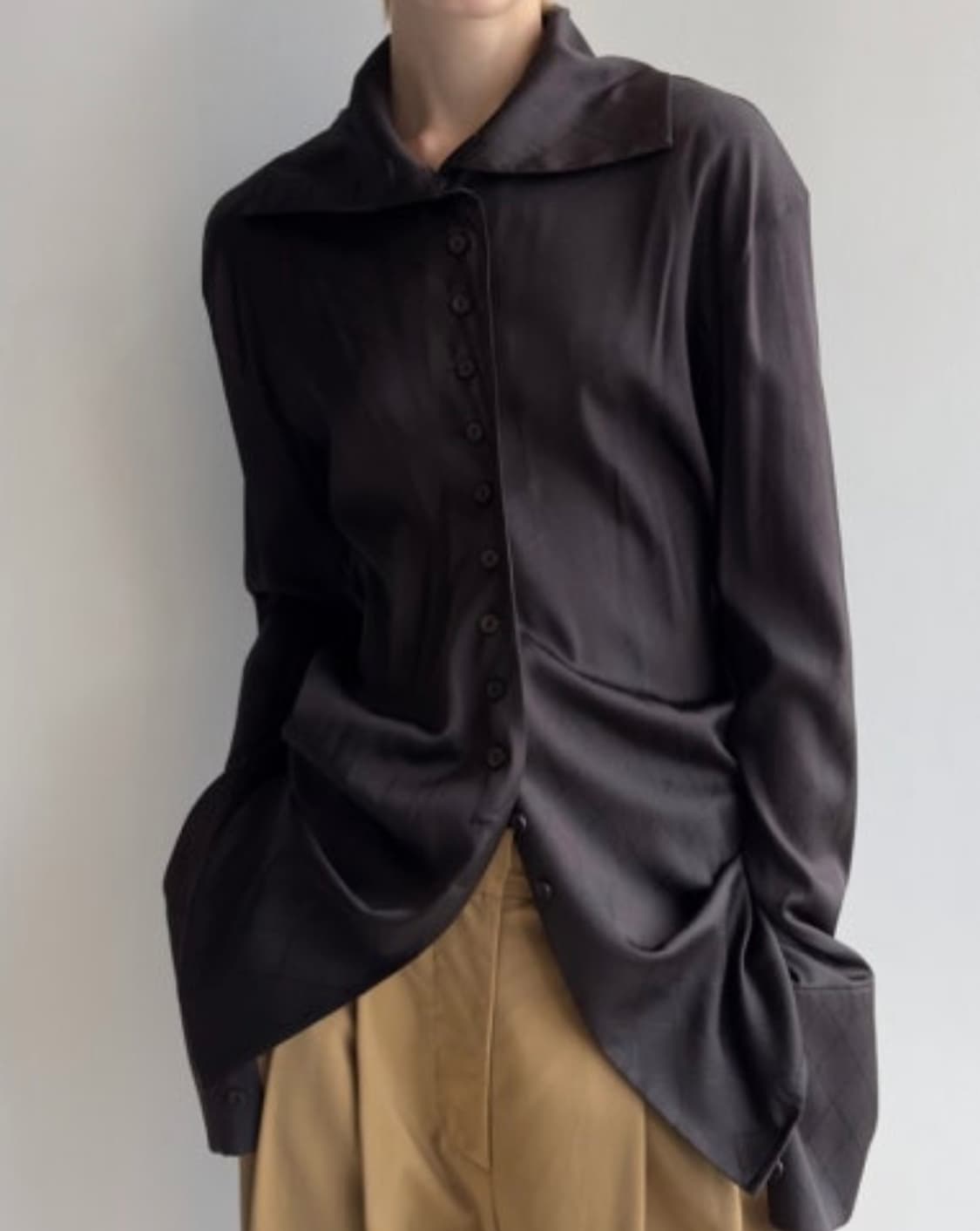 로우클래식 ㅣ 버튼 포인트 블라우스 BUTTON POINT BLOUSE 상품이미지1