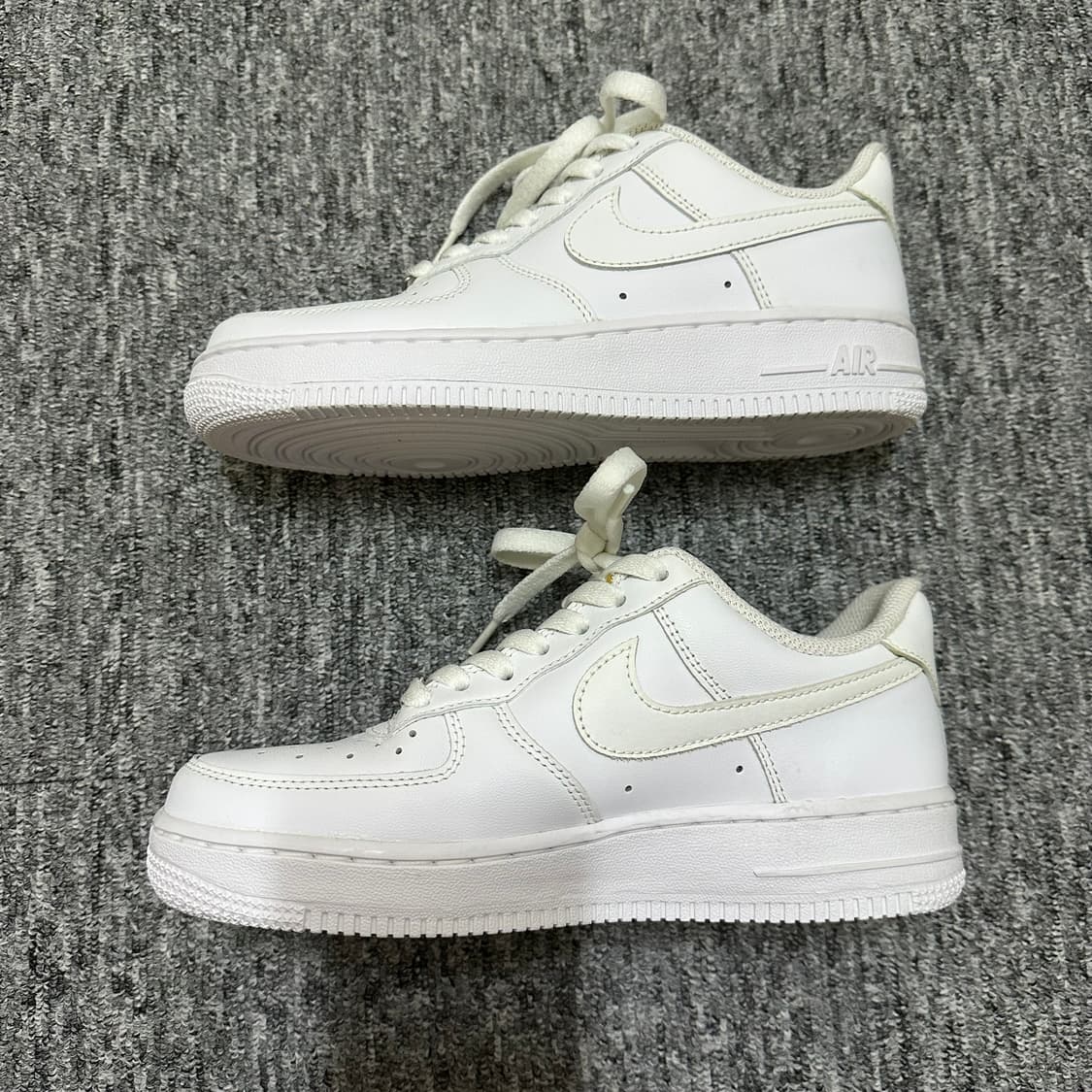 두켤레 가격! 나이키 에어포스 블랙 & 화이트 235 상품이미지9