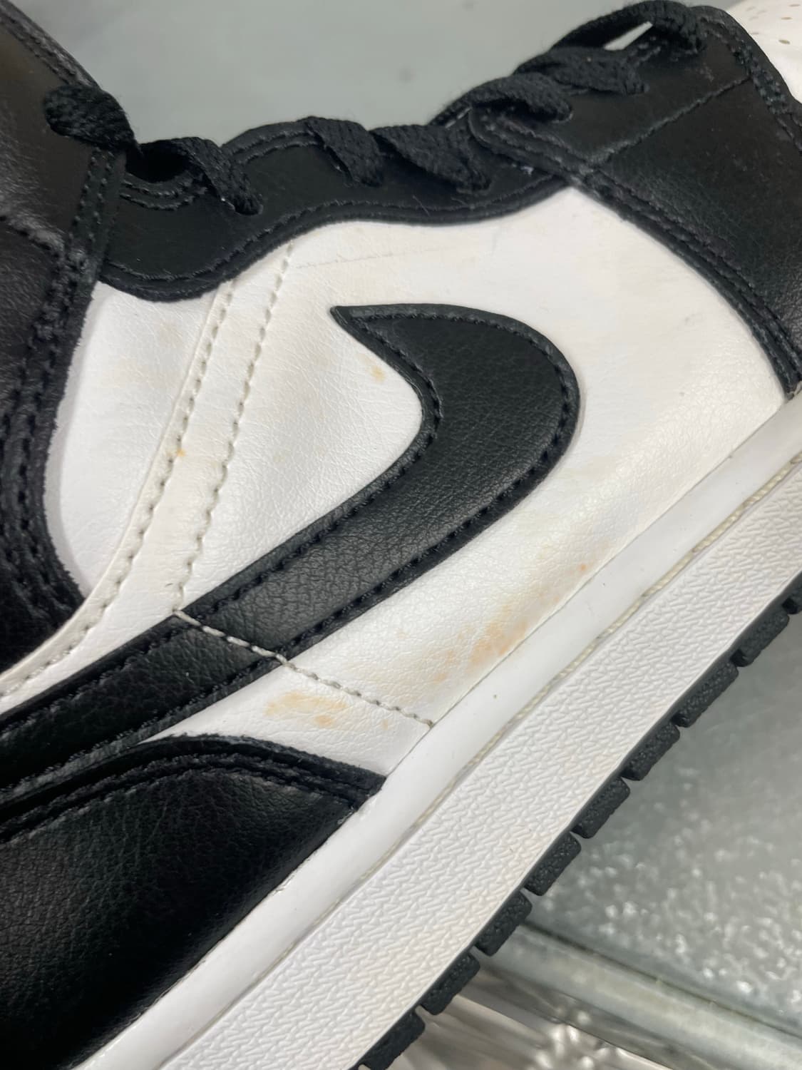 나이키 에어조던1 미드 화이트 블랙 255 상품이미지8