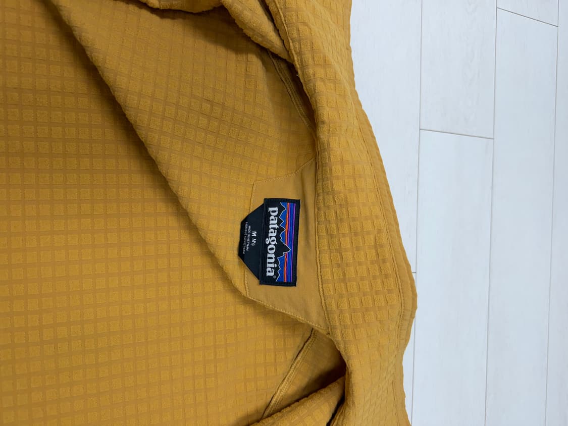 파타고니아 r1 M 사이즈  상태 9.9/10 밝은상품인데도 불구하고 오 상품이미지4