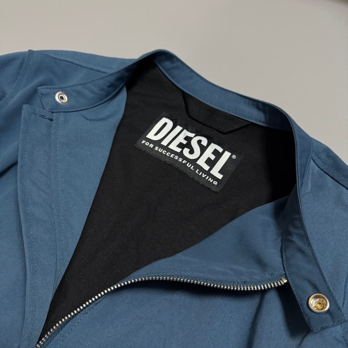 디젤(DIESEL) 블루 슬리브 서클로고 가공 나일론 글로리 라이더 자켓 상품이미지3