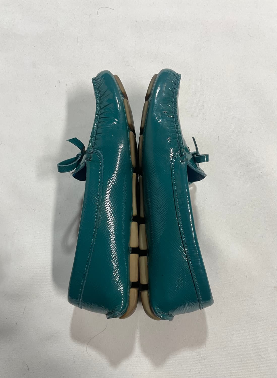 프라다 에나멜 리본 드라이빙 로퍼 상품이미지5