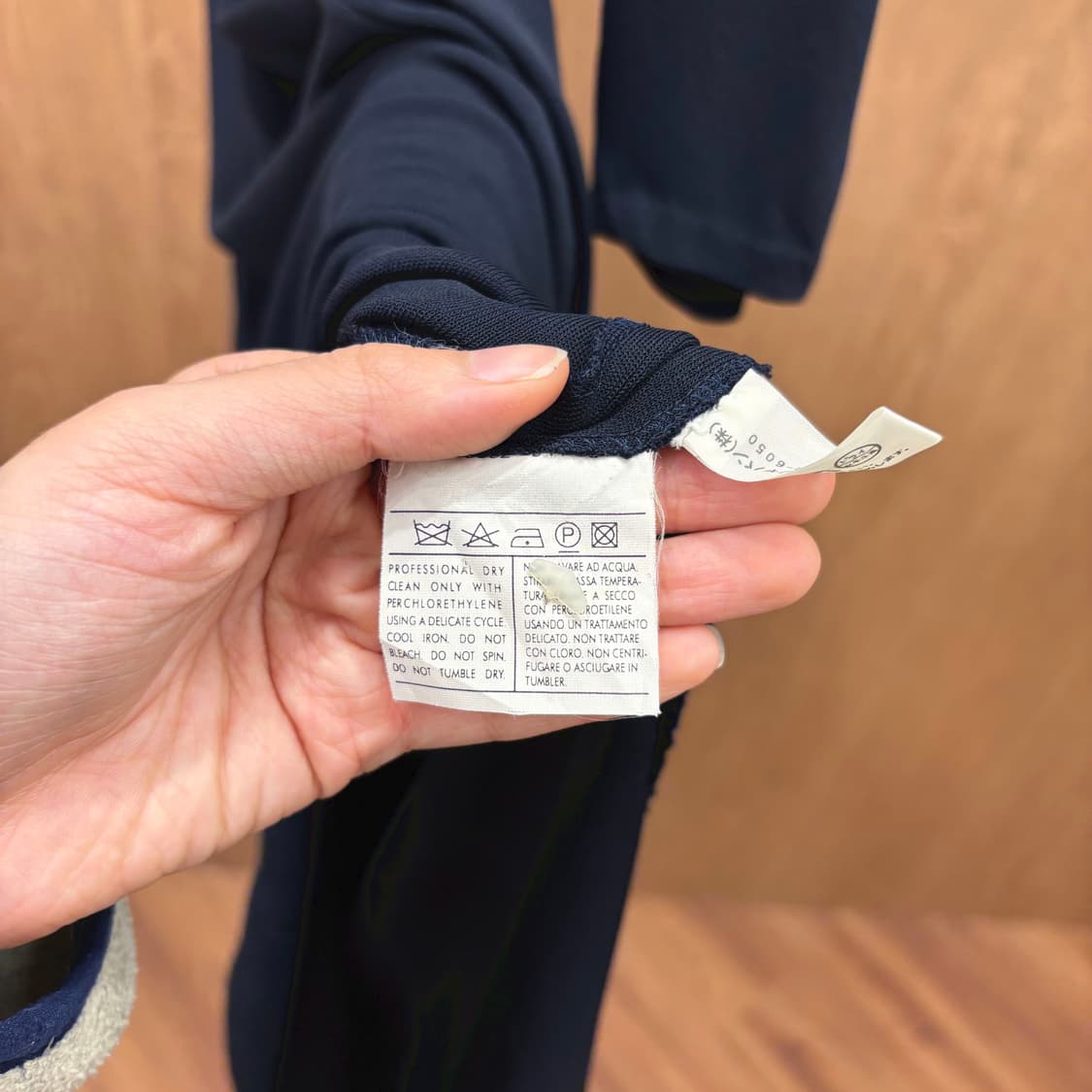 살바토레 페라가모 반팔 미니 원피스 셔링 밴딩 넥라인 디테일 루즈핏 블랙 상품이미지7