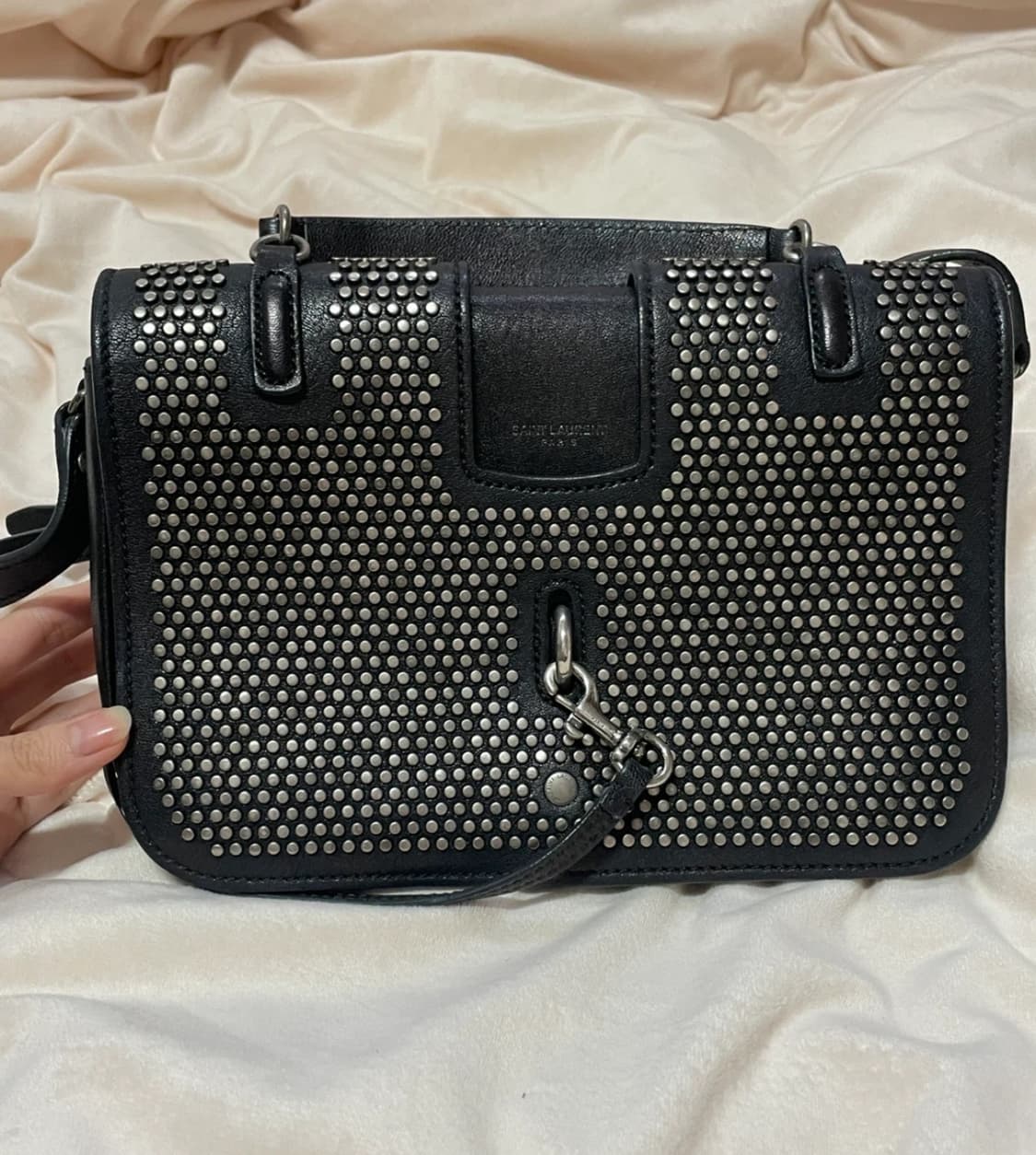 생로랑 블랙 스터드 레더 숄더백 상품이미지3
