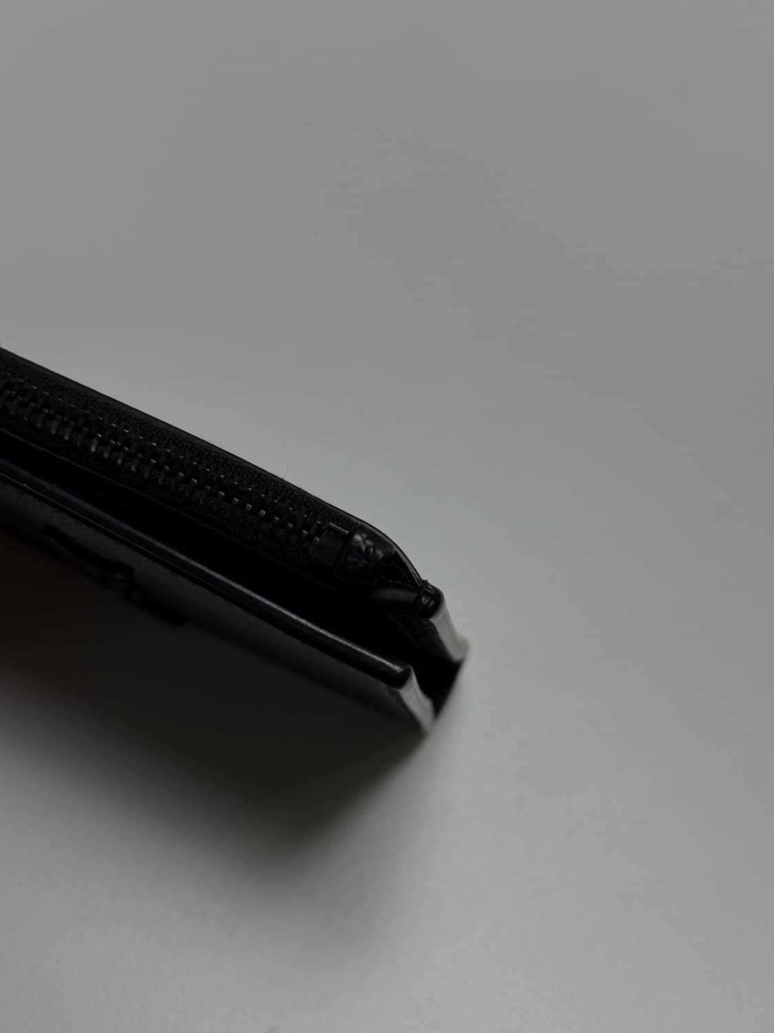 생로랑 그란 드 뿌드르 모노그램 반지갑 블랙  상품이미지5