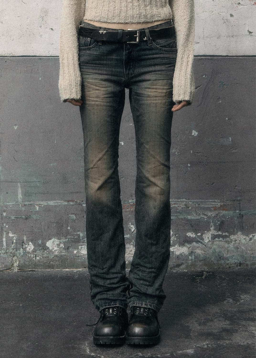 SAND BLUE EMBO WASHED BOOTCUT JEANS 상품이미지3