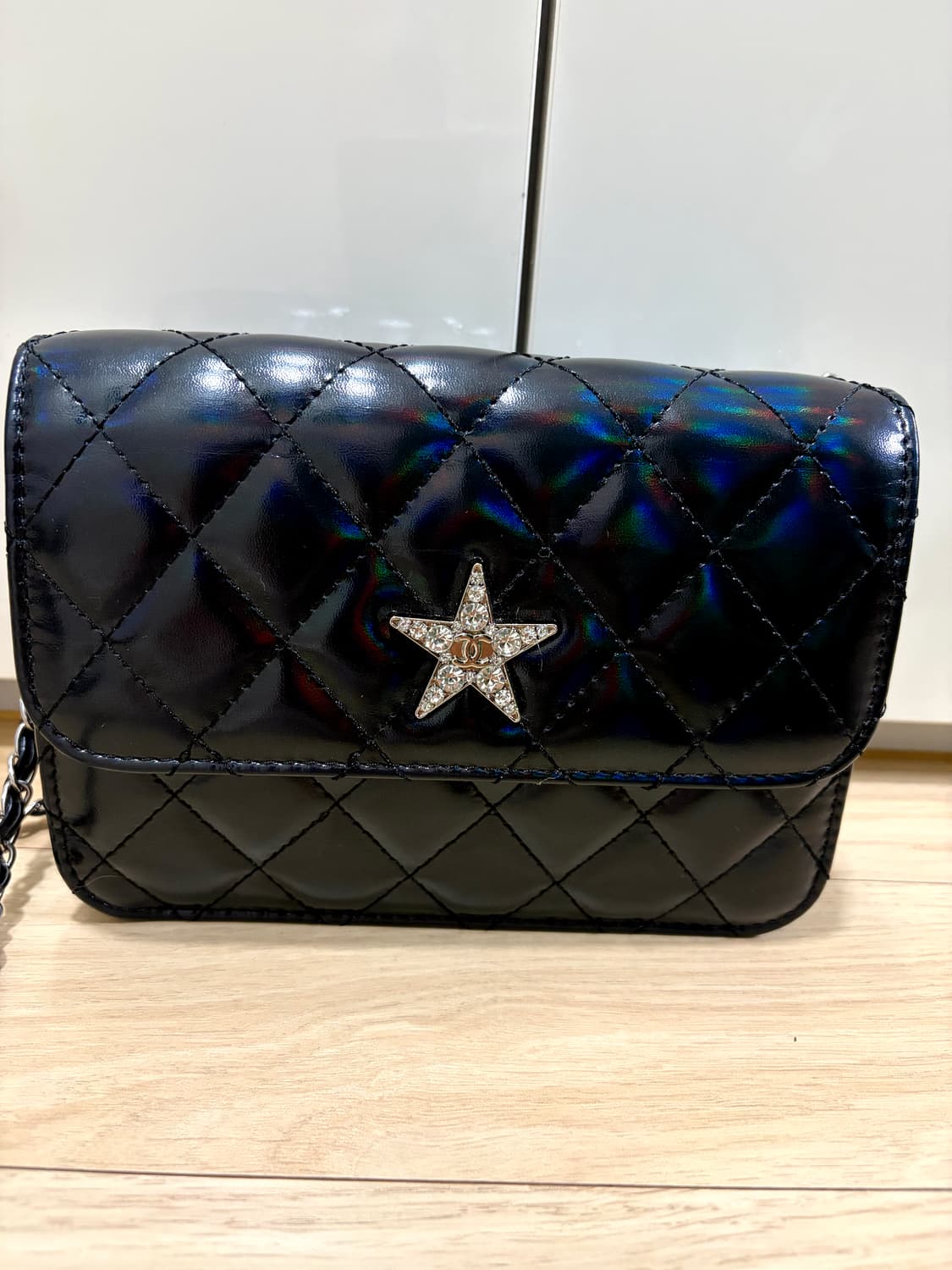 샤넬 에나멜소재 큐빅 크로스백 상품이미지2