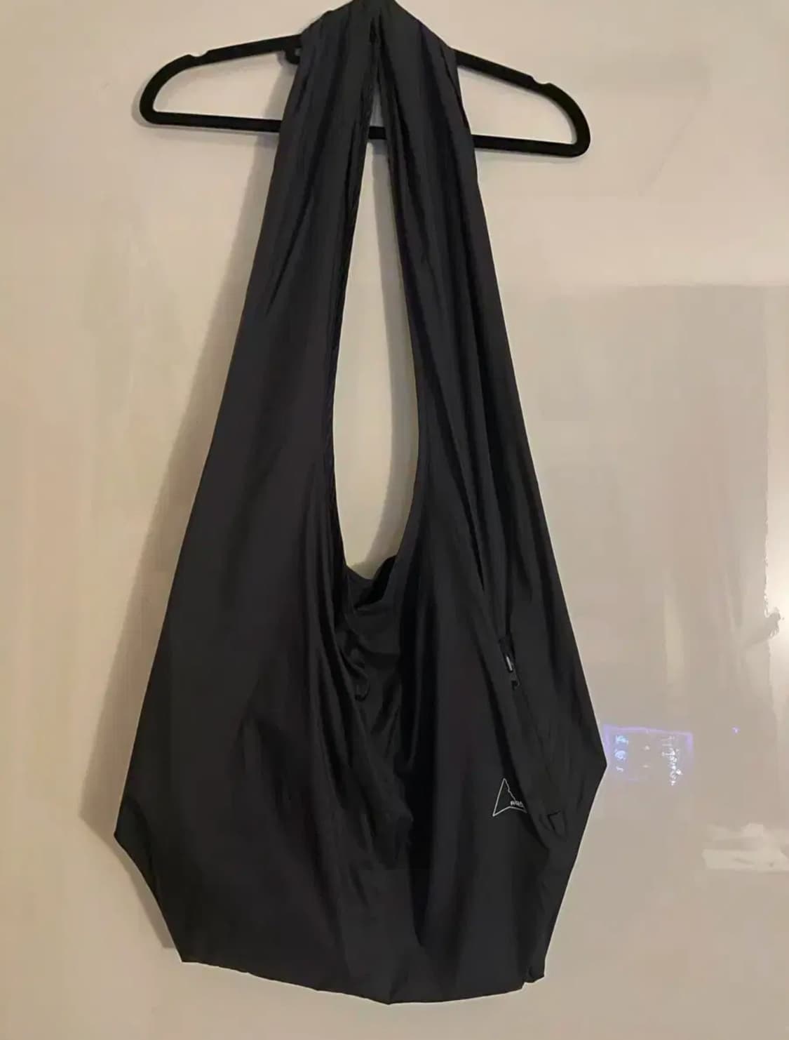 Roa 패커블 나일론 크로스백 블랙 상품이미지1