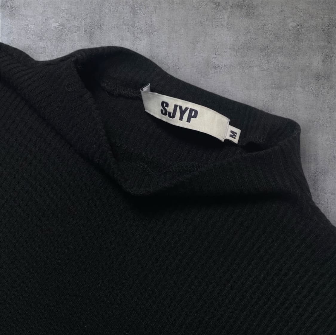 에스제이와이피 SJYP 블랙 자수로고  모크넥 골지 긴팔 티셔츠 M 상품이미지2