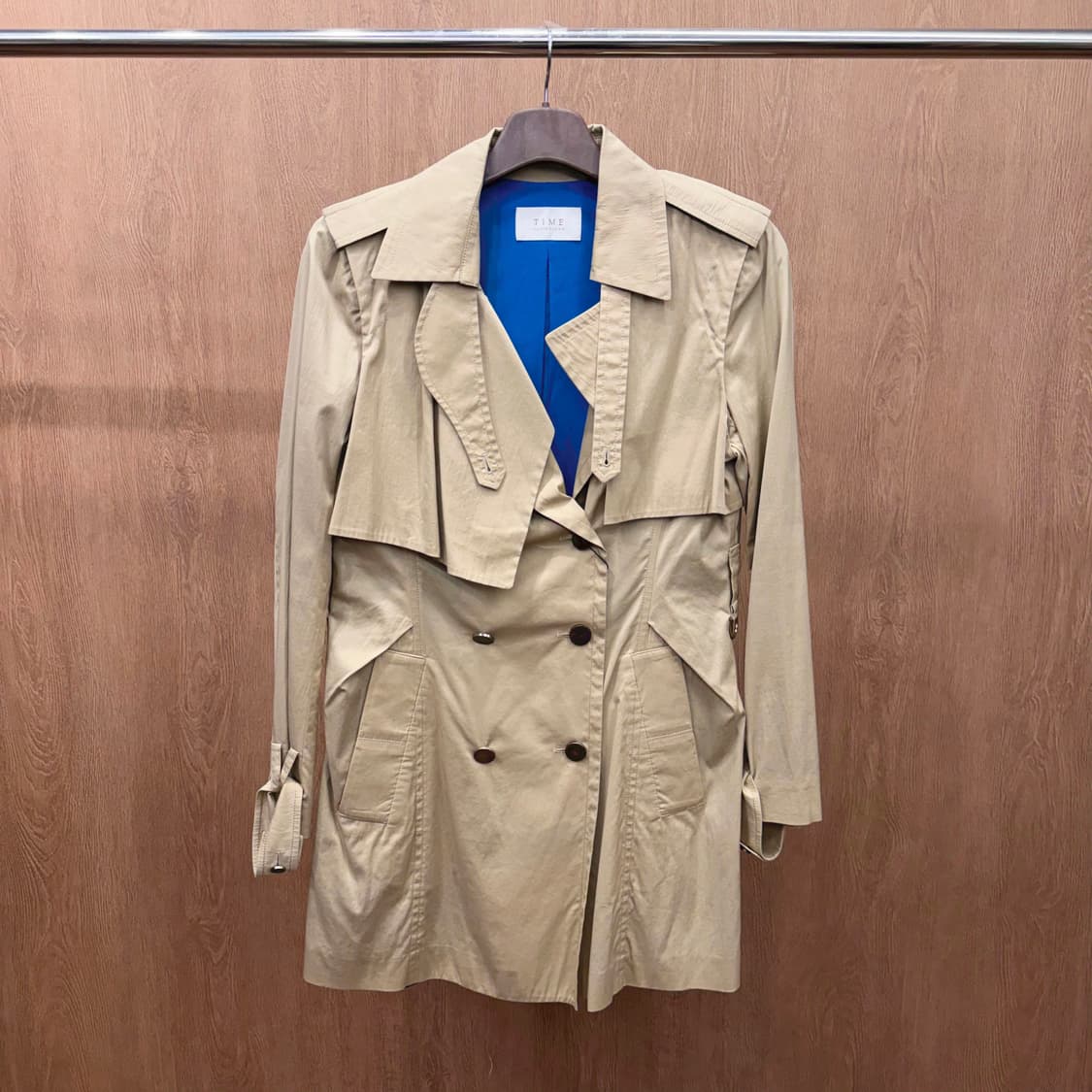 타임 트렌치 코트 더블 브레스티드 소매 스트랩 디테일 레귤러핏 베이지 상품이미지3