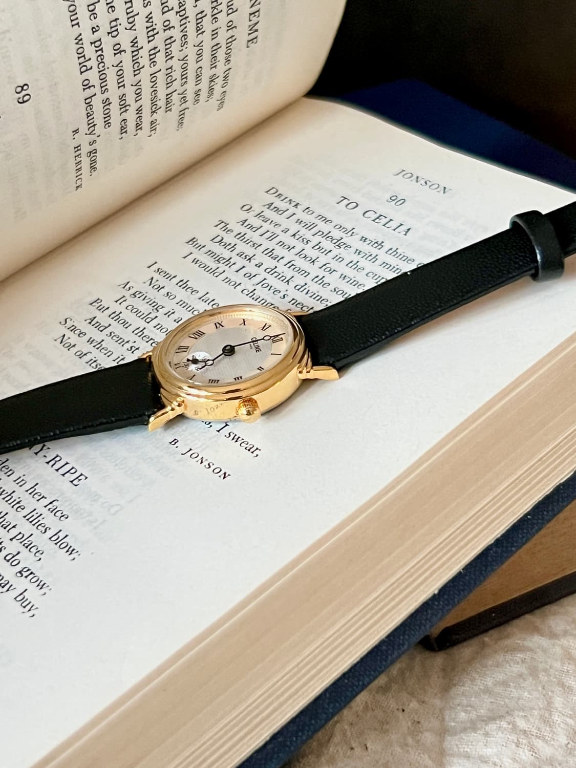 셀린느 스몰세컨드 골드 라운드 시계  / 정품감정.케어 상품이미지4