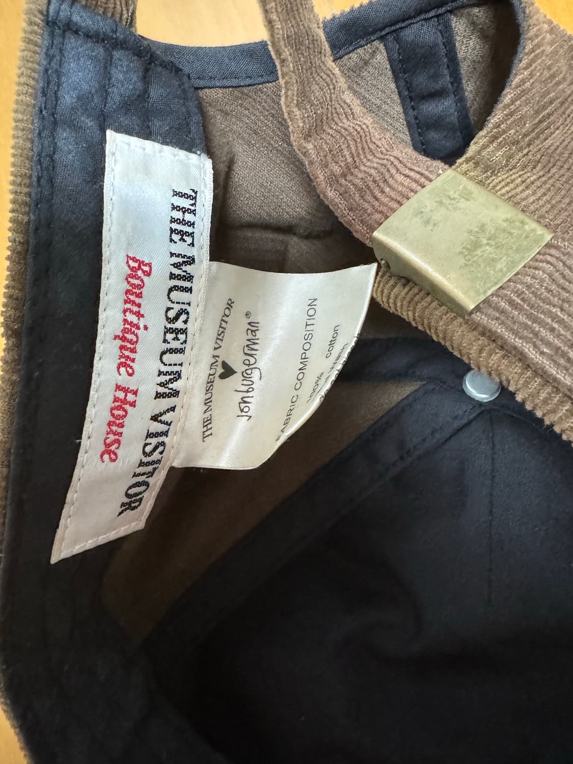 더뮤지엄비지터 x 존 버거맨 볼캡 브라운 상품이미지2