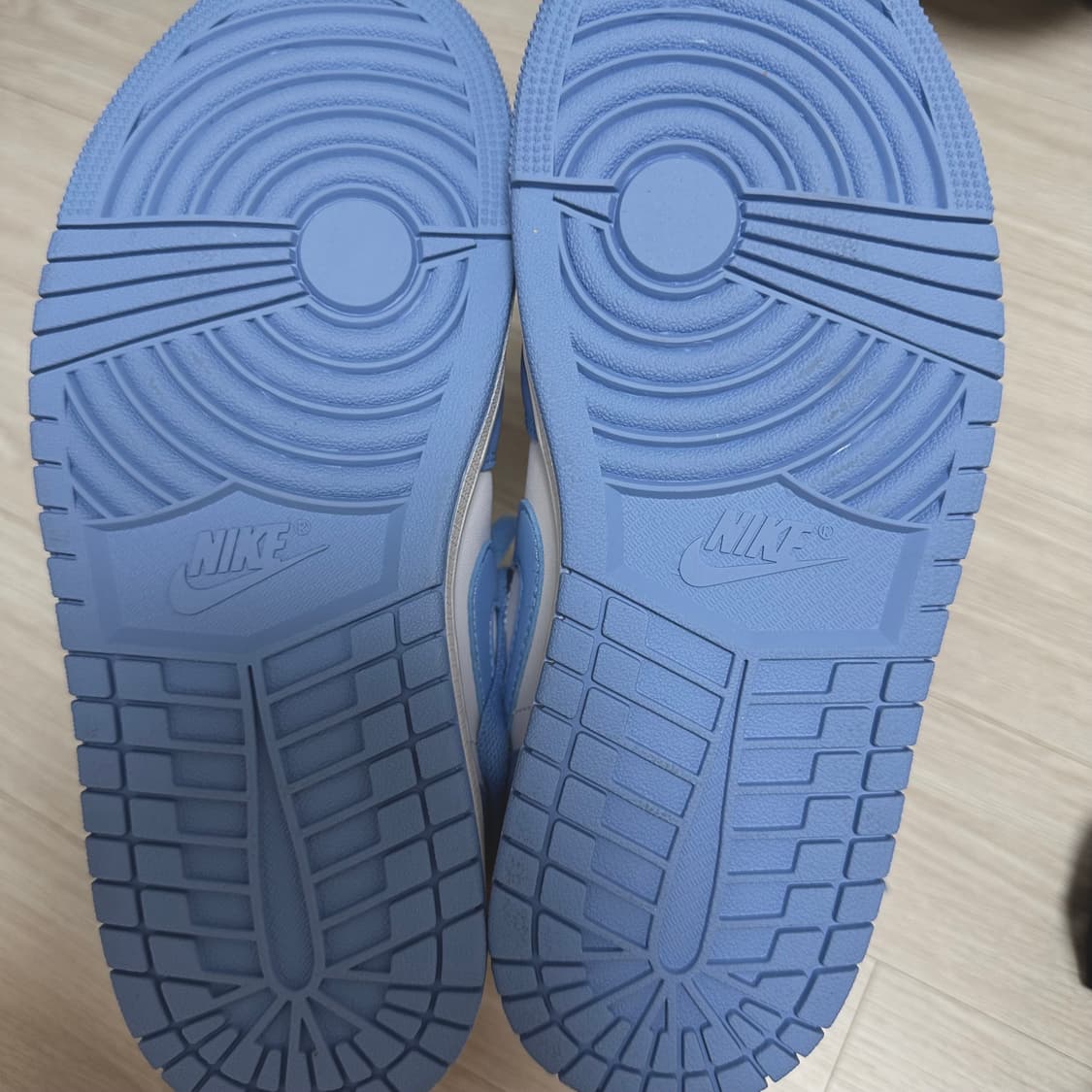 조던 1 로우 UNC 유니버시티 블루 240 상품이미지4