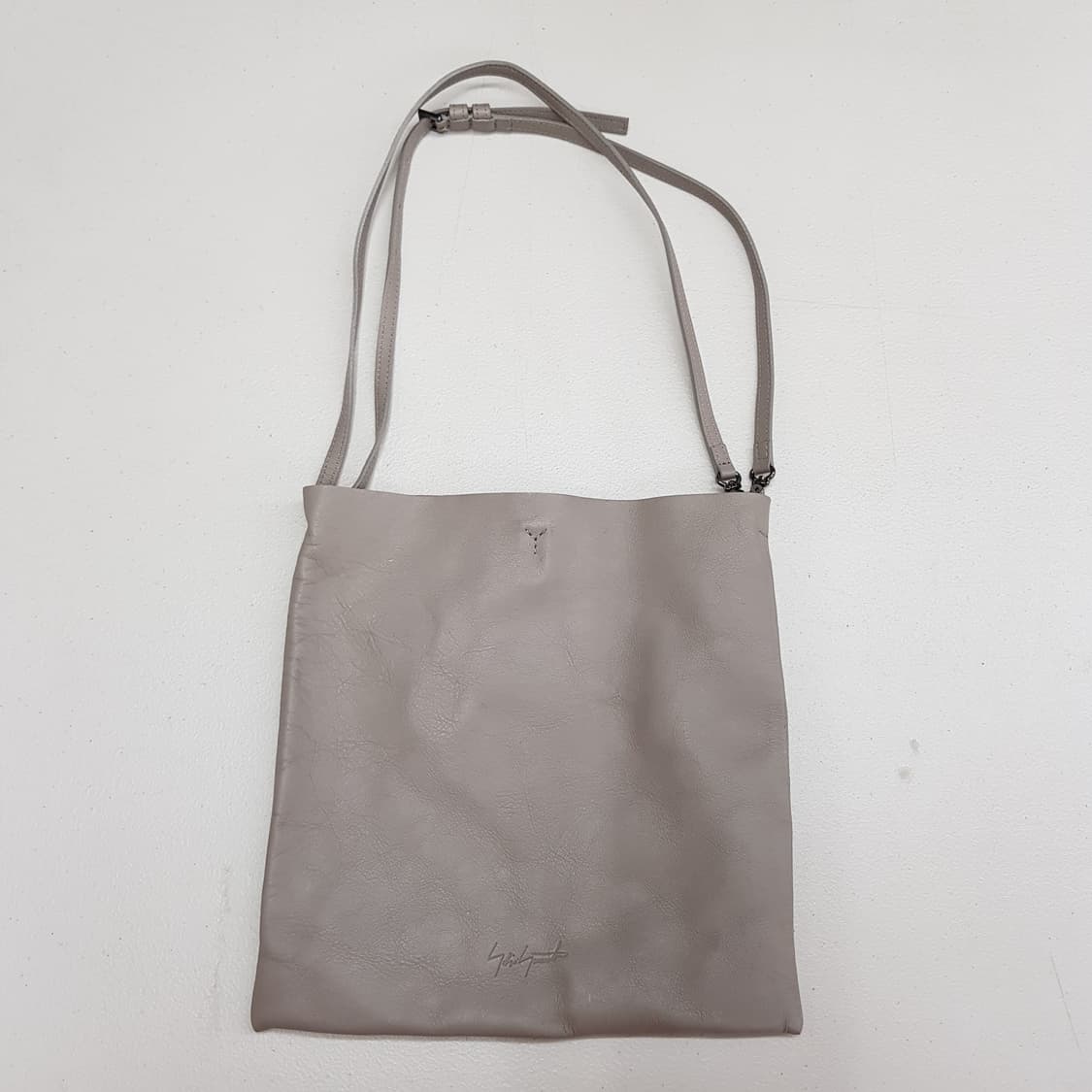 
Yohji Yamamoto discord 레더 크로스백 상품이미지1