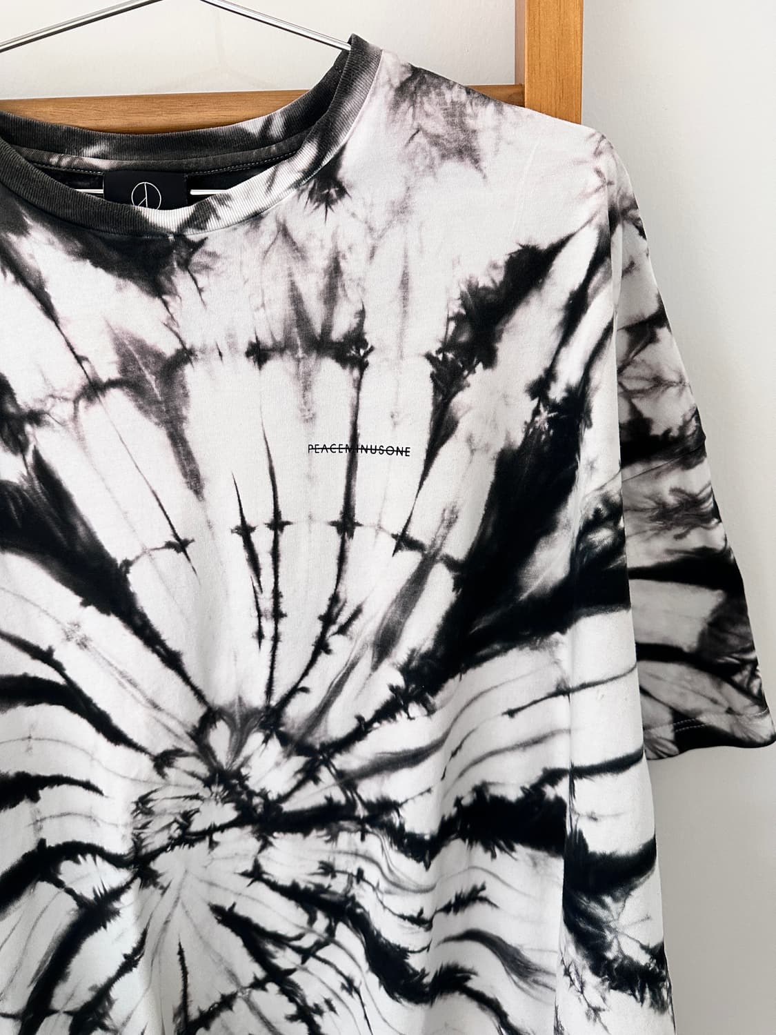 지드래곤-피스마이너스원 블랙 타이 다이 반팔티셔츠 상품이미지2