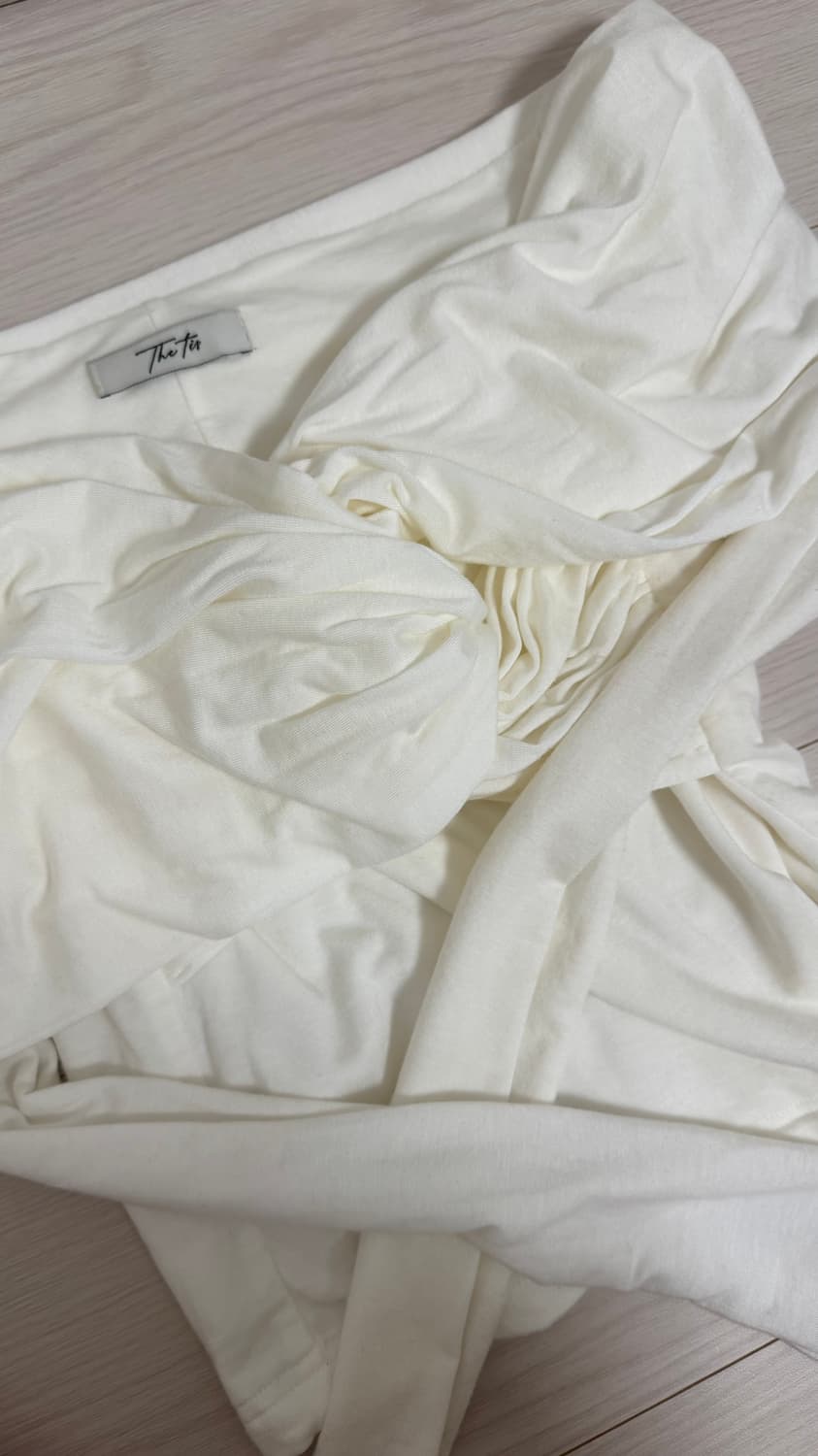 더티스 버터플라이 디테일 오프숄더 탑 아이보리 FREE 상품이미지3