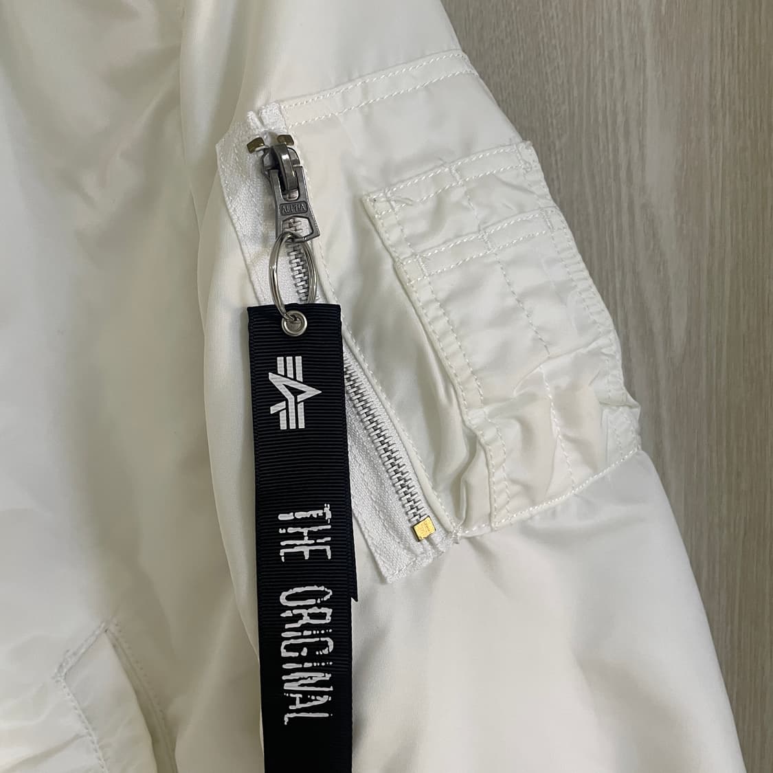 [xs] 알파인더스트리 ma-1 슬림핏 화이트 리버시블 숏항공점퍼 상품이미지3