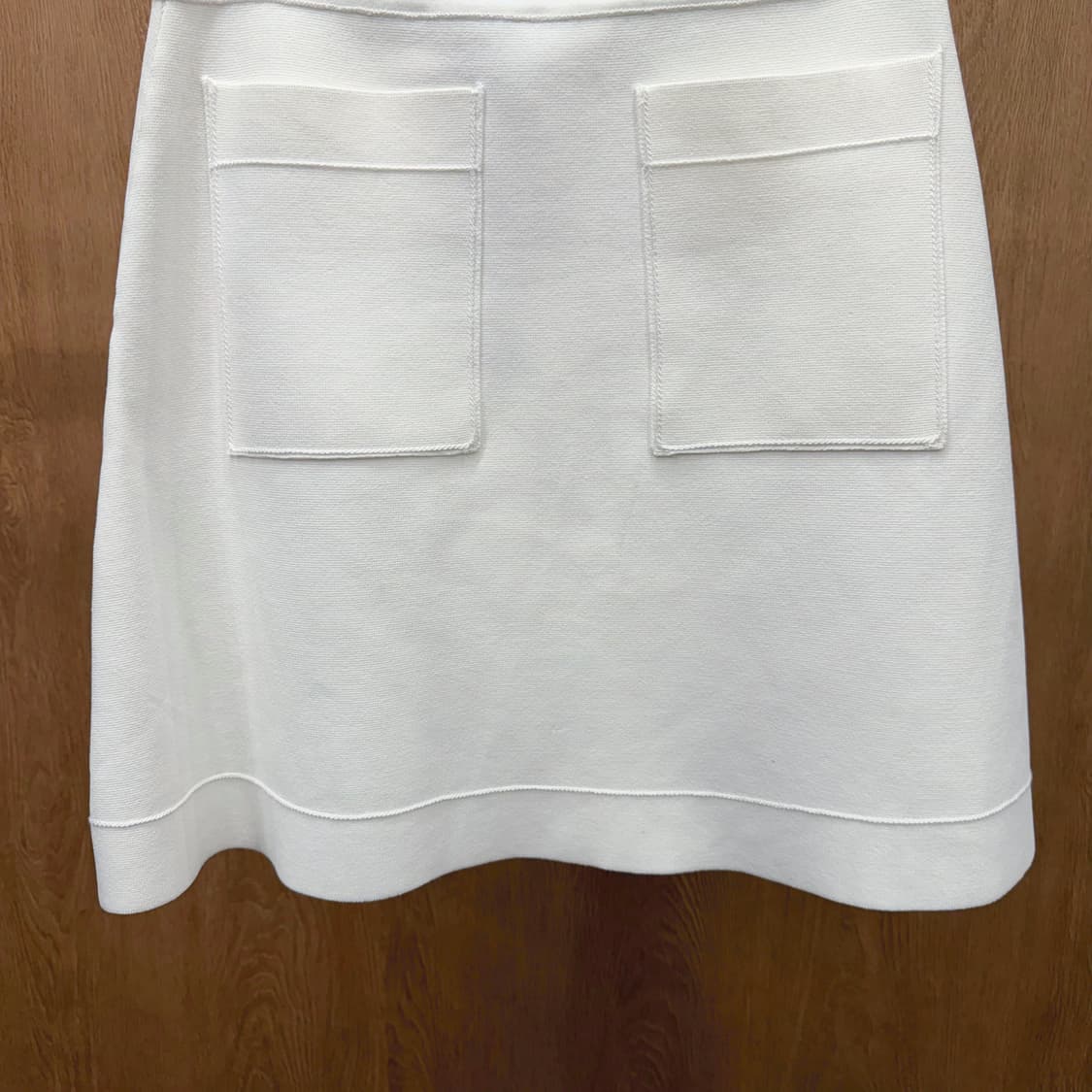 산드로 니트 미디 스커트 밴딩 더블 패치 포켓 디테일 A라인 화이트 상품이미지5