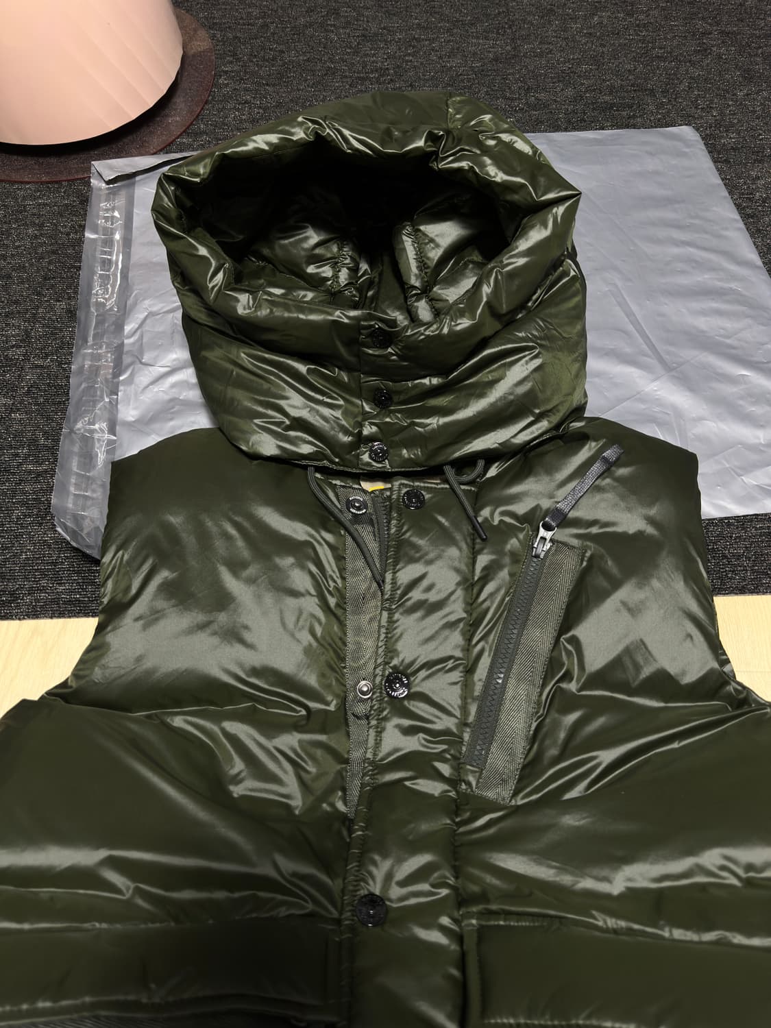 내셔널지오그래픽 다운 유광 후드 패딩조끼  상품이미지4