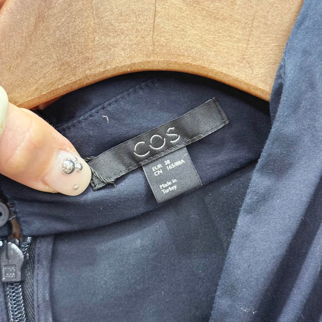 코스 미니멀 드레이프 넥 긴팔 블라우스 백지퍼 디테일 네이비 상품이미지7