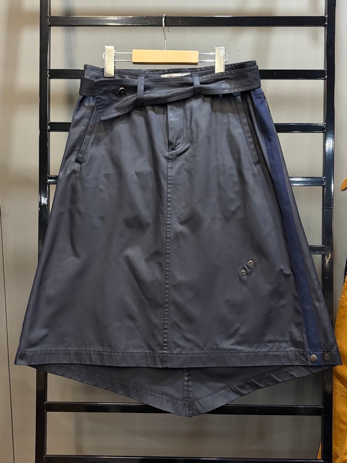 (3) ISSEY MIYAKE 이세이미야케 사이드라인 벨티드 스커트 네이 상품이미지1