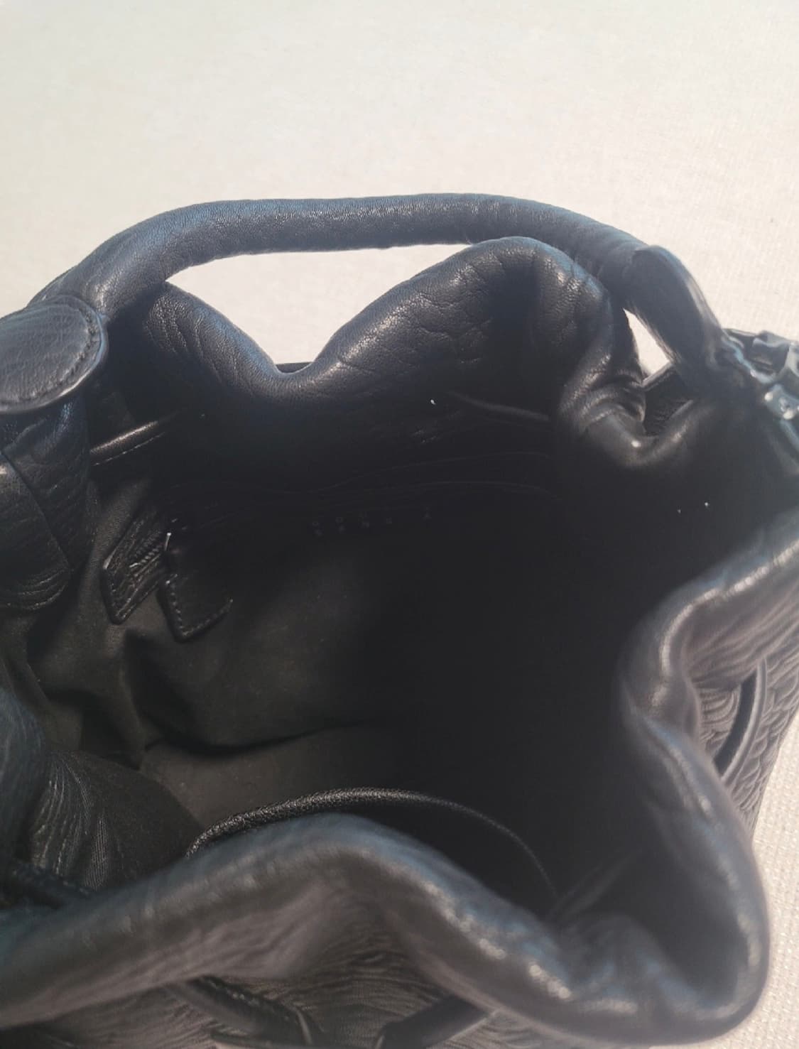 [더히 / THEHEE] 천연 가죽 버킷백 (폼폼이 포함) 상품이미지4