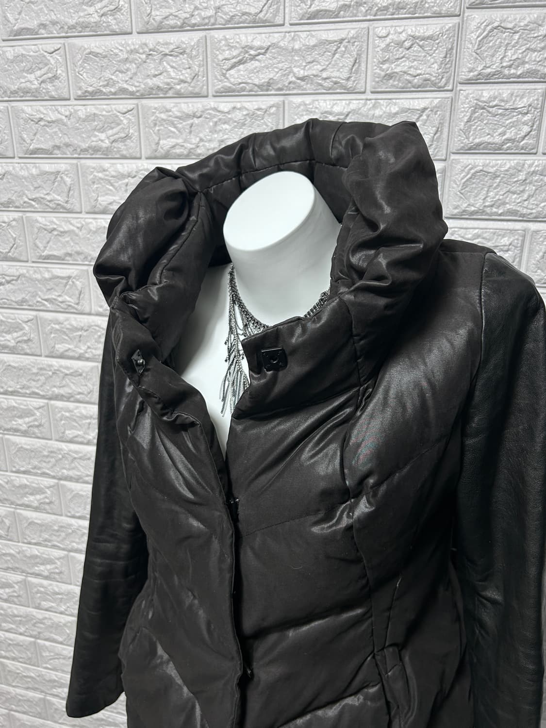 Demoo Parkchoonmoo 패디드 레더 암 자켓 상품이미지2