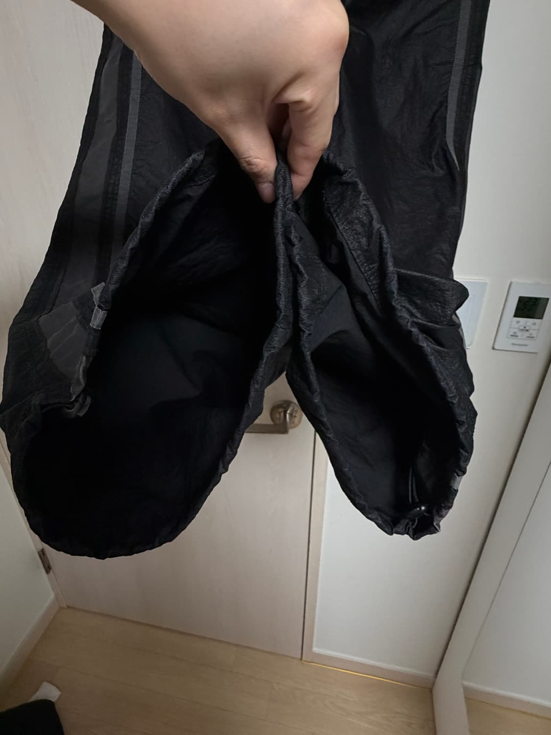 3) 폴리테루 글로시 트랙 팬츠 블랙 상품이미지2