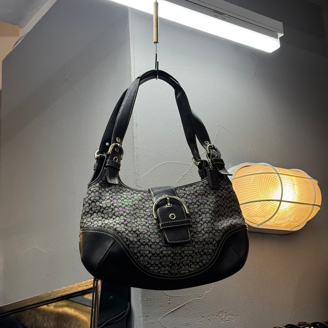 코치 모노그램 숄더백 호보백 블랙 y2k 상품이미지1