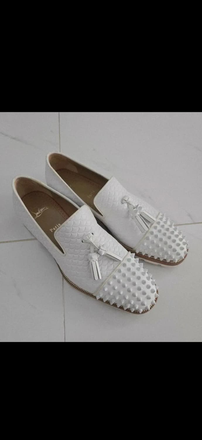 크리스찬 루부탱 화이트 스터드 테슬로퍼 팝니다 상품이미지1