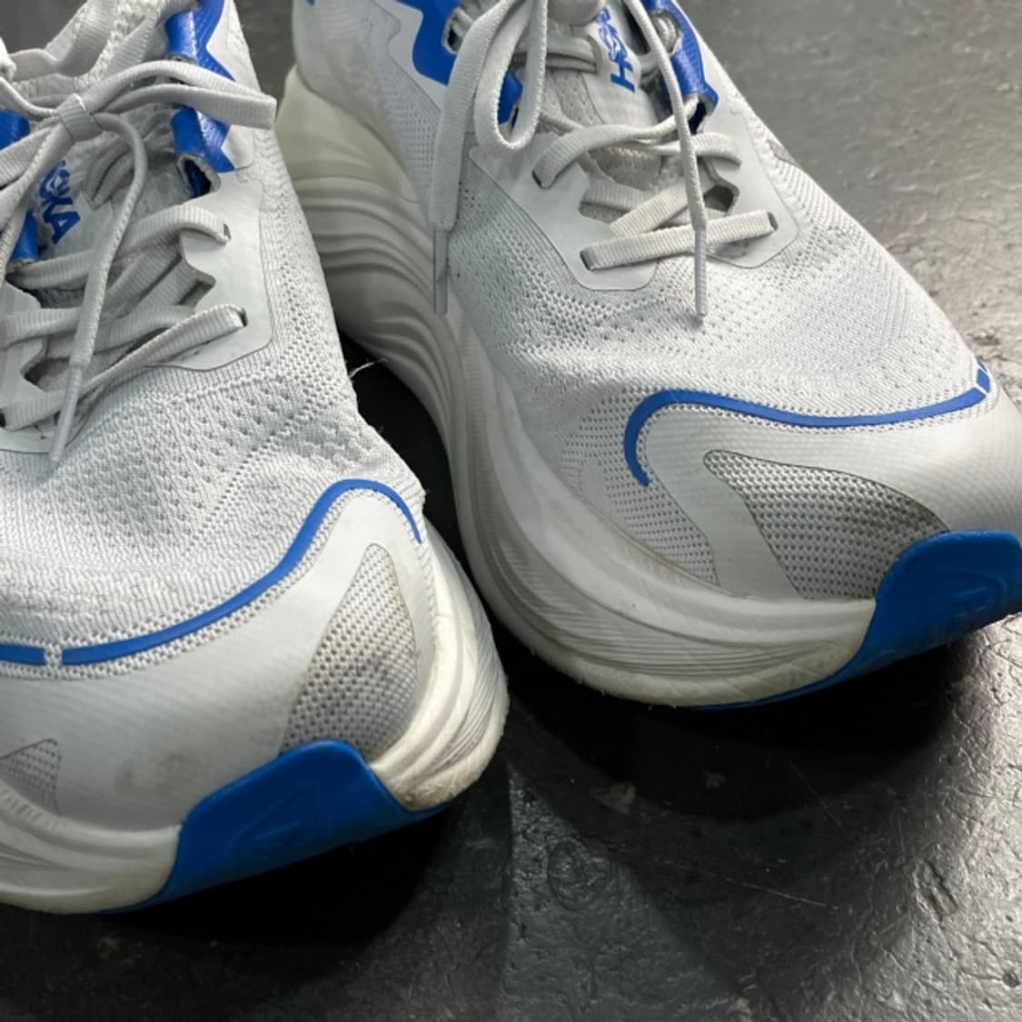 290 호카 스카이워드 X 코스믹 그레이 실버 러닝화 상품이미지6