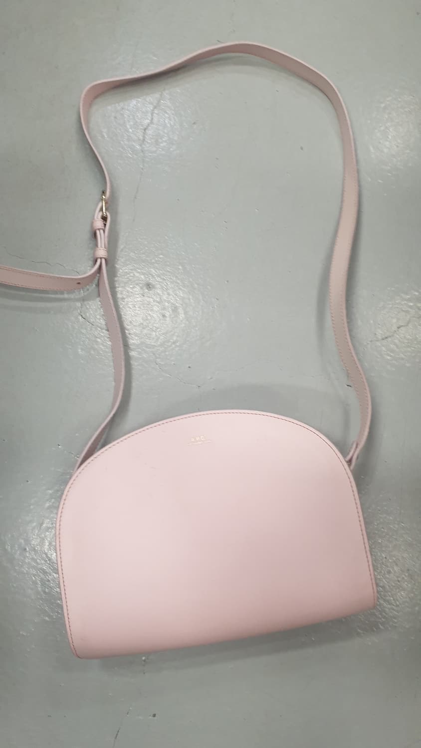 A.P.C. 하프문백 라이트핑크 가방 상품이미지1