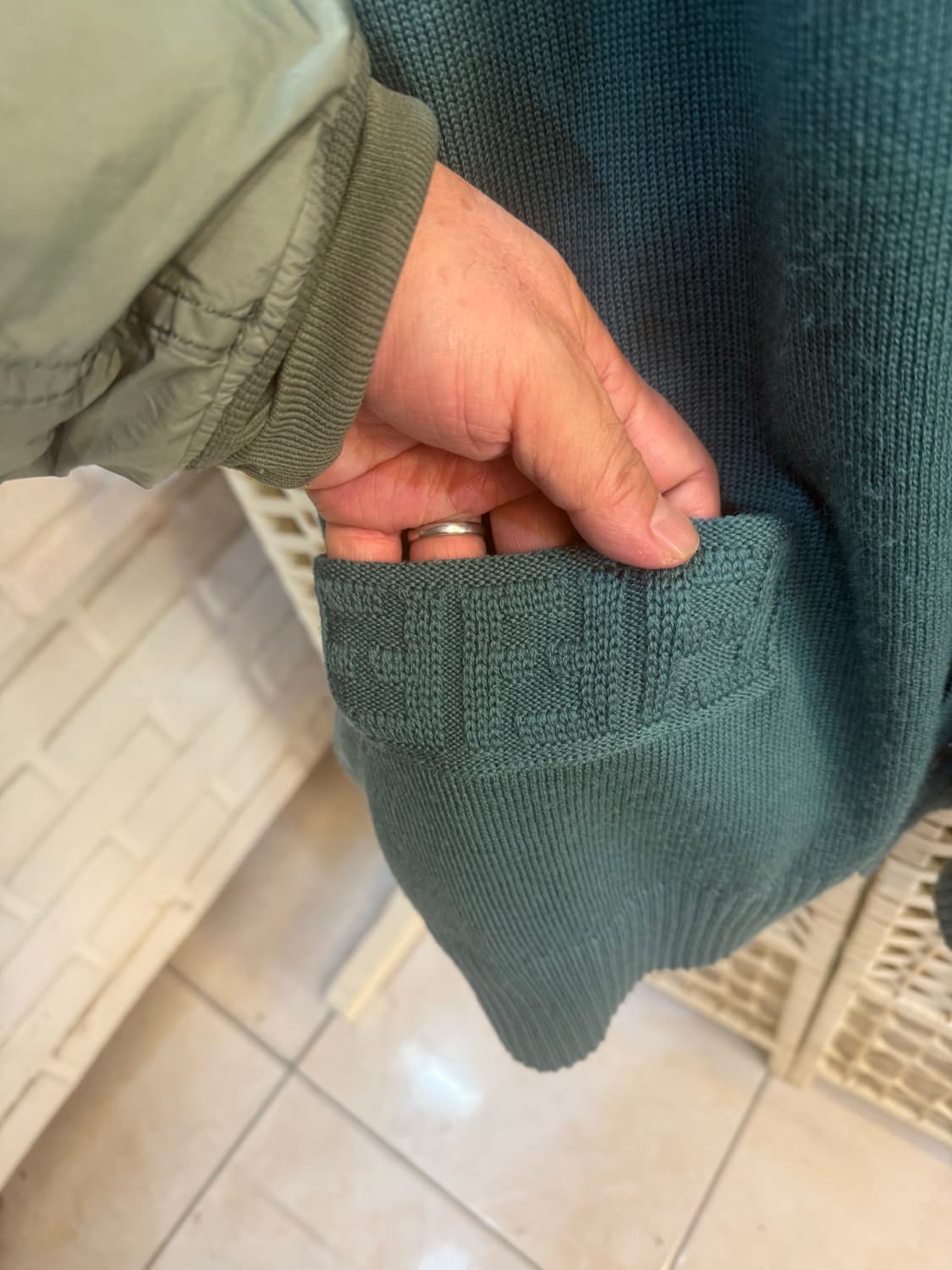 50/100 정품 펜디 가디건 팝니다 상품이미지3