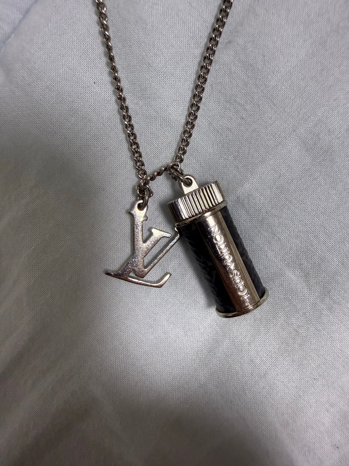 루이비통 모노그램 이클립스 참 목걸이 상품이미지7