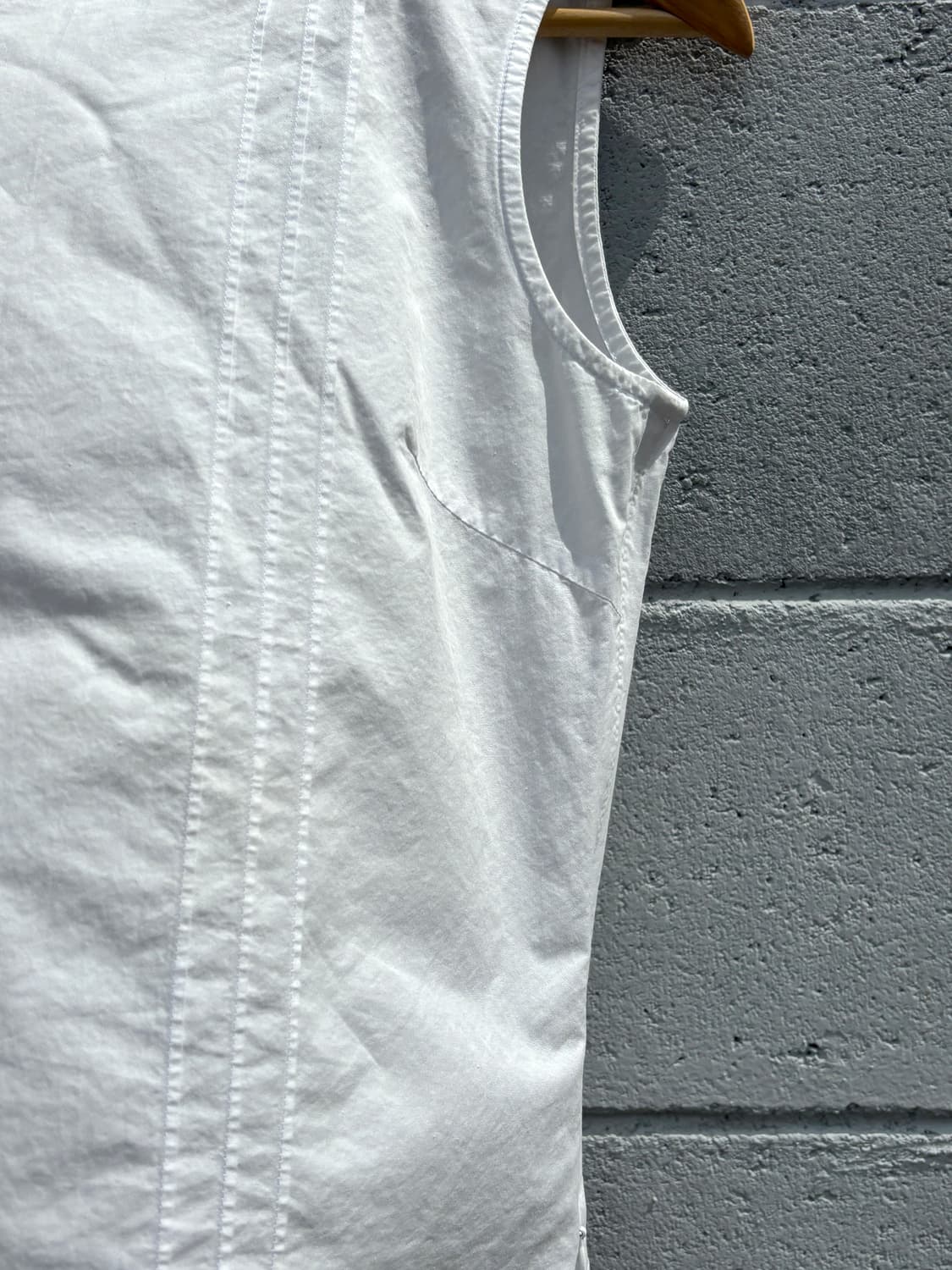 화이트 핀턱 슬리브리스 블라우스 상품이미지3