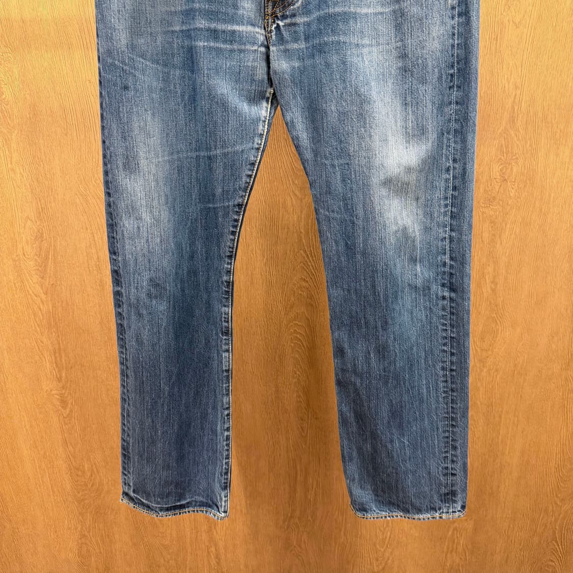 리바이스 501 워싱 데님 팬츠 버튼 클로징 로고 디테일 레귤러핏 중청 상품이미지4