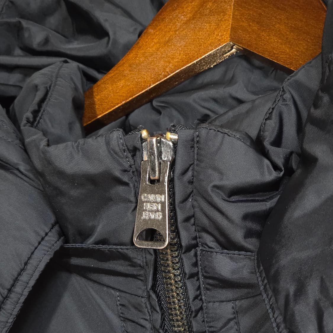 캘빈 클라인 빅 지퍼 포켓 블랙 덕다운 패딩 상품이미지3