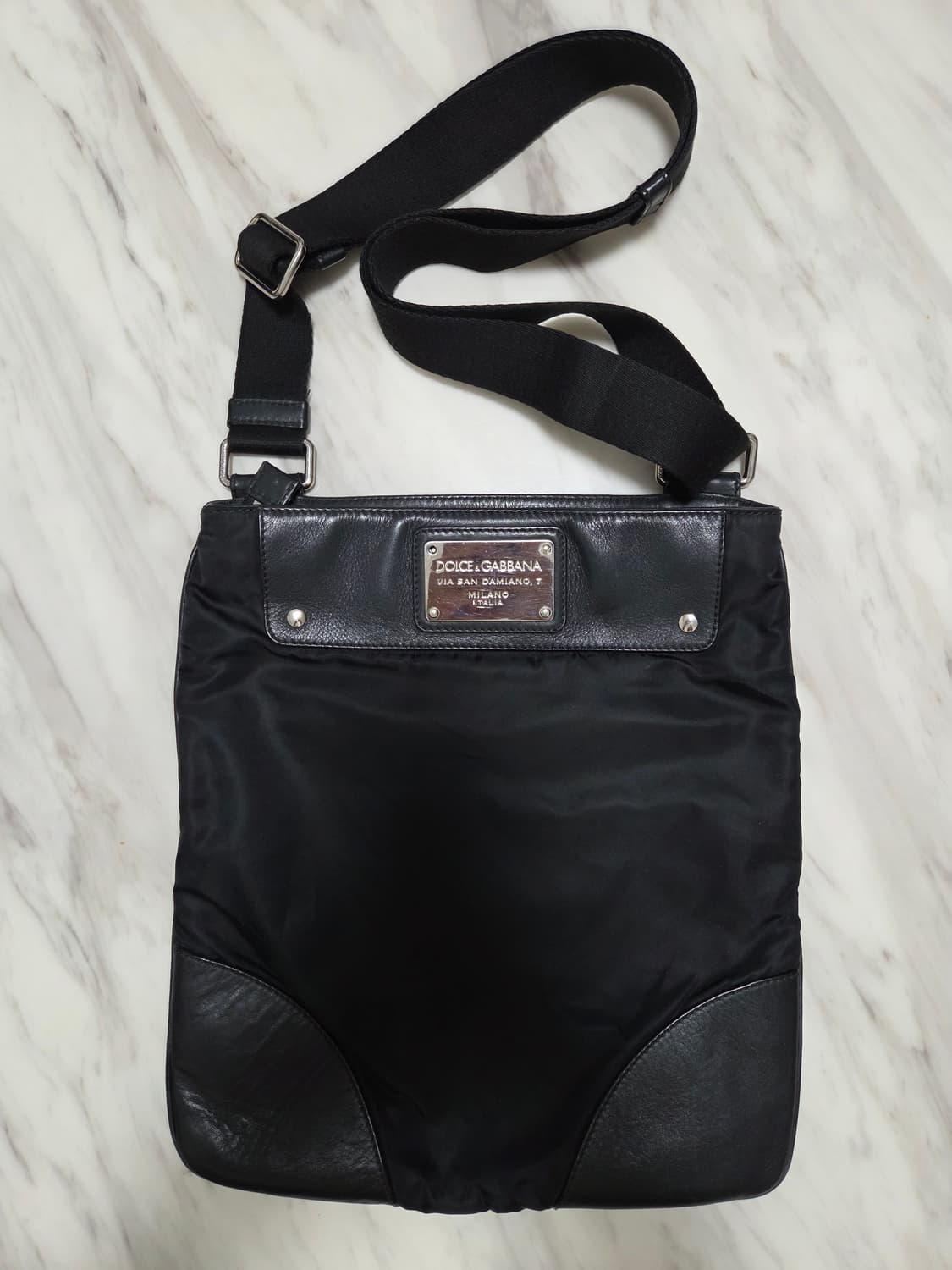 돌체앤가바나 가죽디테일 빅 플레이트 크로스백 상품이미지1