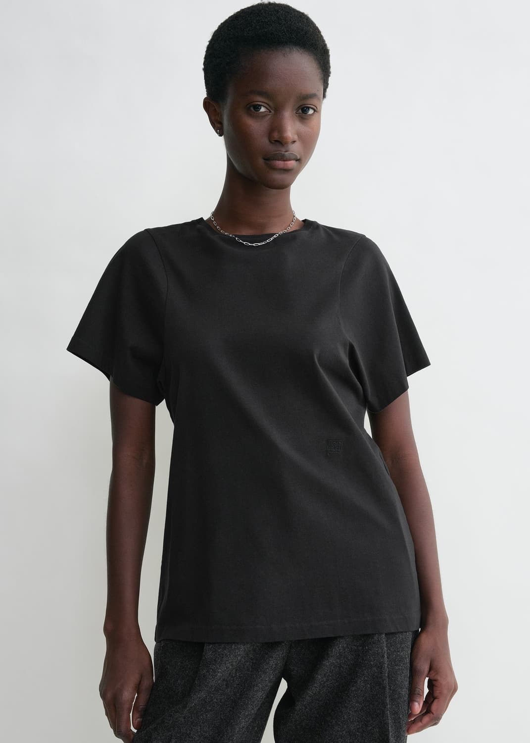 (새상품) toteme 토템 커브 로고 반팔 티셔츠 상품이미지1