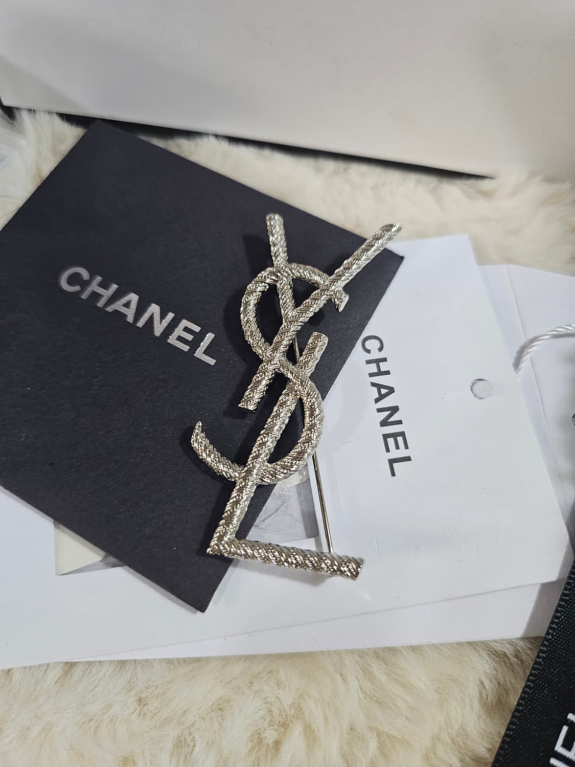 입생로랑 실버 업사이클링 브로치 상품이미지3