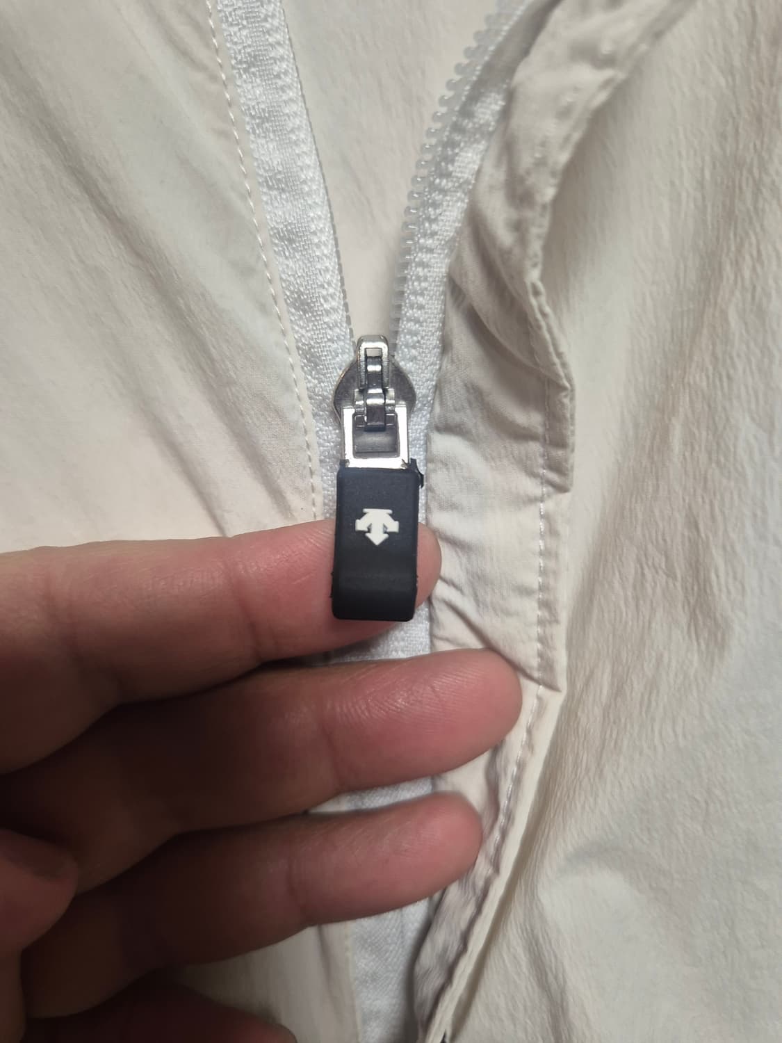 데상트 아이보리/블랙 바람막이 집업 자켓 XL105사이즈(상태A급) 상품이미지3