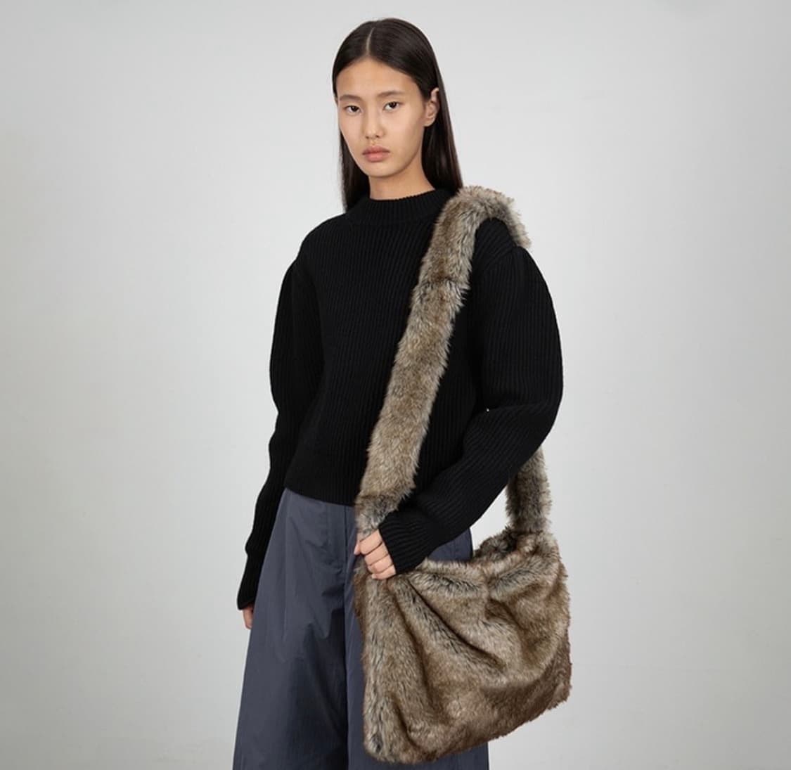 아모멘토 퍼 크로스백 상품이미지2