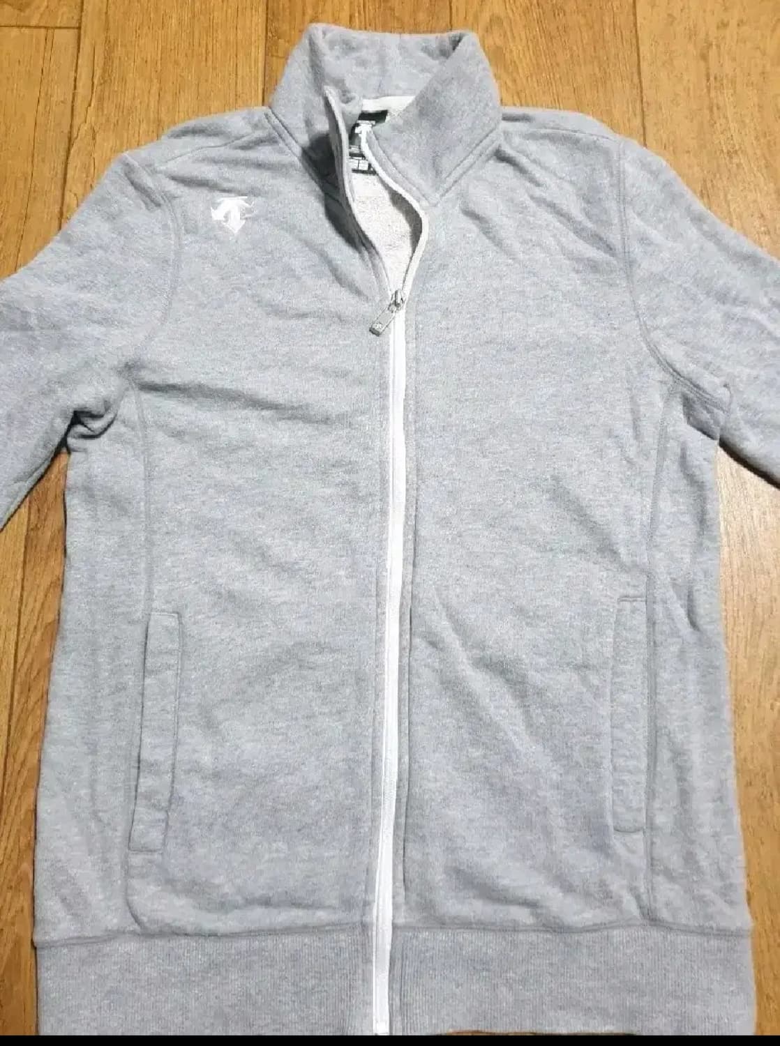 데상트 운동복 집업 95 사이즈입니다 상품이미지1