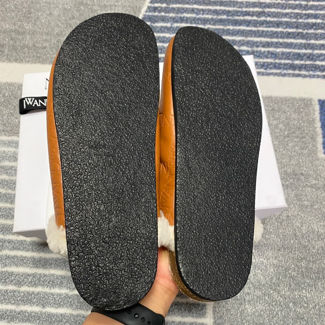 JW ANDERSON JW앤더슨 로고 시어링 로퍼 뮬 상품이미지5
