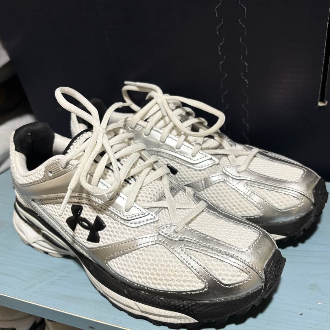 언더아머 화이트 메탈 운동화 250사이즈 상품이미지2