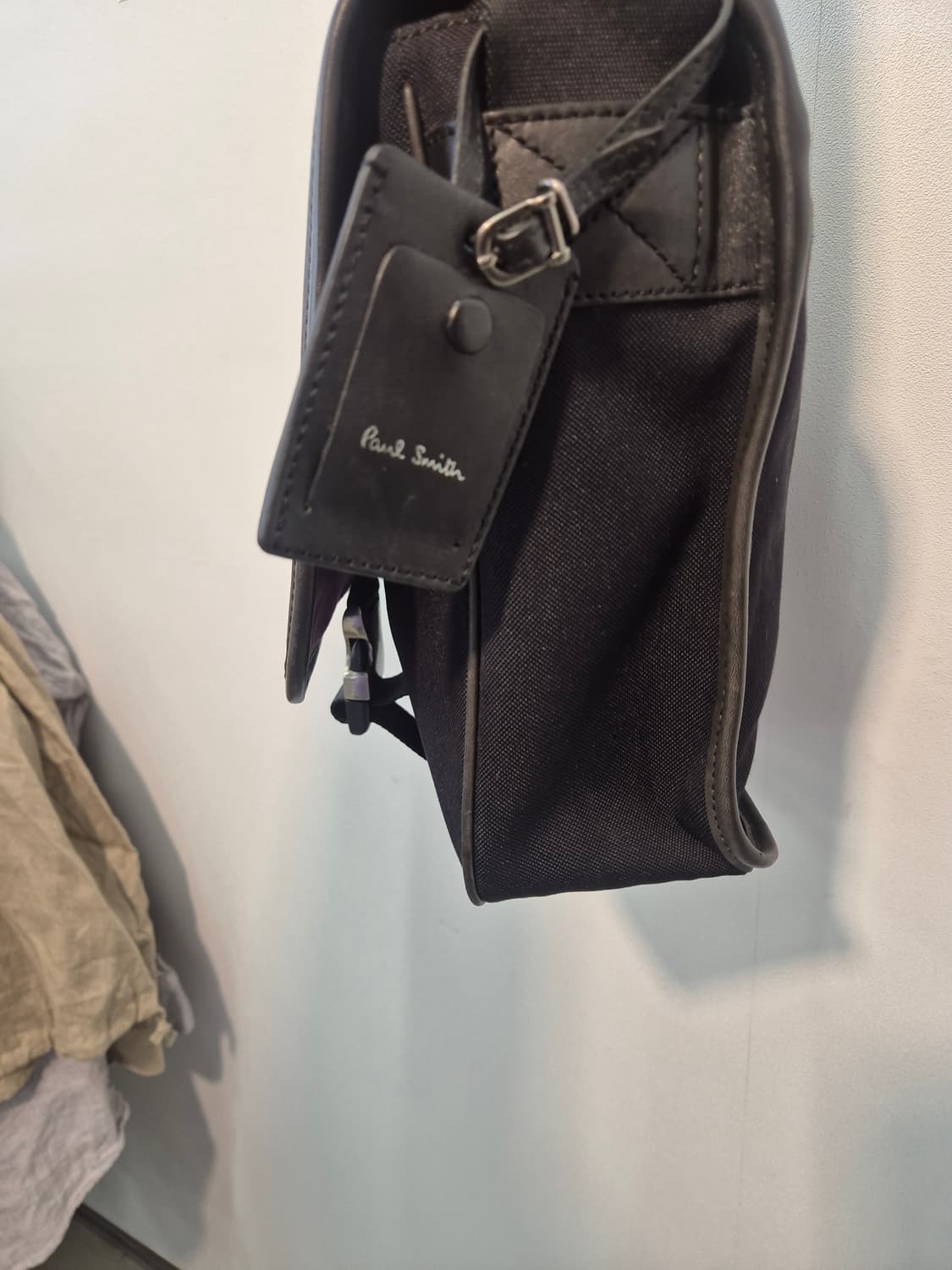 폴스미스 브랜드의 남성용 크로스백
 상품이미지3